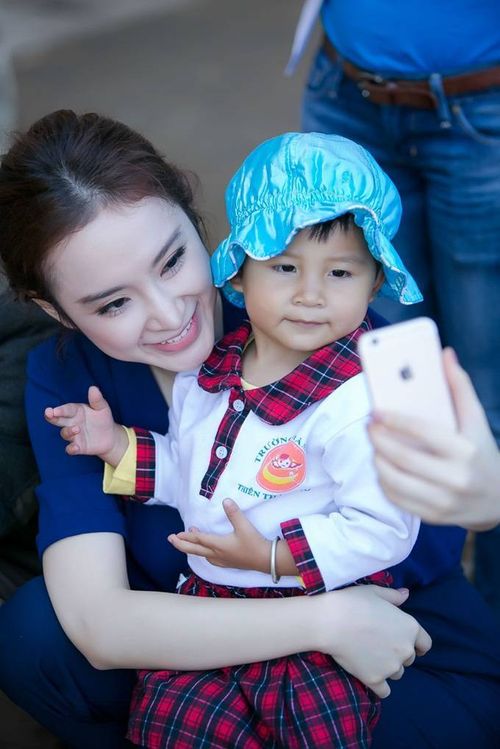 “Nhìn nụ cười rạng rỡ và hồn nhiên của các em, tôi có rất nhiều cảm xúc và suy nghĩ. Tôi cảm thấy cuộc sống mà mình đang có rất may mắn và tôi cần chia sẻ nhiều hơn với những người khó khăn. Tôi cũng nghĩ đến ba mẹ, em gái và trách nhiệm của mình với họ rất nhiều sau khi trải qua chuyến đi này” - cô bộc bạch.