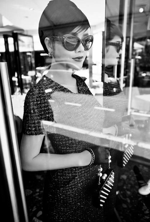 Mới đây, Lý Nhã Kỳ lại “đốn tim” người hâm mộ khi tung ra loạt ảnh mới. Trong đó, cô diện bộ sưu tập theo xu hướng cổ điển gồm váy, găng tay lửng, kính mát và những chiếc mũ kiểu quý tộc.
