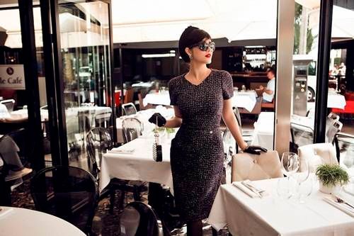 Bộ đầm tối màu với chất liệu dạ được thiết kế đơn giản mà thanh lịch giúp Lý Nhã Kỳ khoe được những đường cong trên cơ thể. Bên cạnh đấy, chiếc mũ công nương cũng giúp cô thêm phần nổi bật hơn.