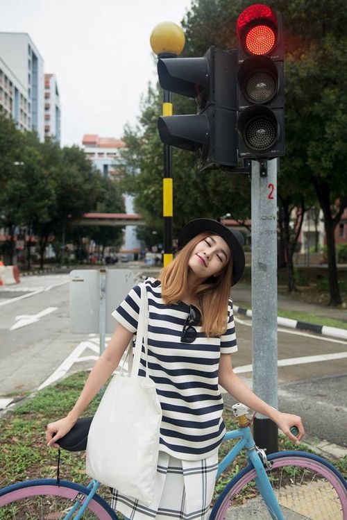 Không chọn những địa danh nổi tiếng tại Singapore, Lan Ngọc cùng ê-kíp quyết định thực hiện bộ ảnh tại các góc phố bình thường mà mình đi qua để mang tới cảm giác tự nhiên, gần gũi nhưng cũng đầy khác lạ.