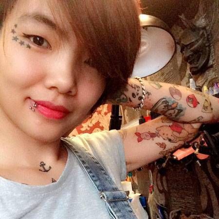 Trên người cô gái này có rất nhiều hình xăm theo nhiều phong cách khác nhau. Theo Mai, cô xăm những hình ảnh nhân vât hoạt hình đáng yêu trên cánh tay chỉ đơn giản vì con trai của cô thích nhìn chúng.