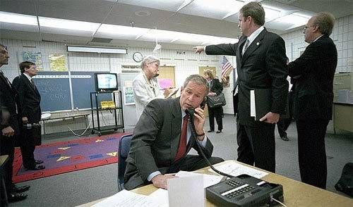 Sau khi chia tay các em học sinh, ông Bush vào phòng họp của khu nghỉ dưỡng. Tại đây, ông tận thấy những thời khắc được cho là kinh hoàng nhất trong lịch sử Mỹ trên TV. Trong bài phát biểu ngay sau đó về ngành giáo dục, thay vì nói về những vấn đề liên quan, tổng thống thông báo về việc hai máy bay đã đâm vào Trung tâm thương mại thế giới tại New York. Khi di chuyển tới sân bay tại Florida, ông Bush được báo tin về máy bay thứ 3 tấn công trụ sở Bộ Quốc phòng Mỹ. “Máu tôi bắt đầu sôi sục. Chúng tôi sẽ tìm ra kẻ thực hiện điều này và khiến chúng phải trả giá”, Tổng thống Bush nói. Sau đó, ông cầu nguyện. Ảnh: The Sun