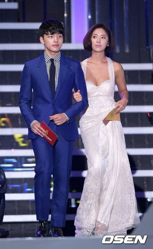 Tối 10/9, người đẹp Hwang Jung Eum cùng nhiều ngôi sao nổi tiếng trong làng giải trí Hàn Quốc đến tham dự lễ trao giải phim truyền hình Seoul International Drama Awards diễn ra tại Seoul. Mỹ nhân Gia đình là số 1 là cùng với đàn em - nam diễn viên Yeo Jin Goo nằm trong số những người công bố giải thưởng.