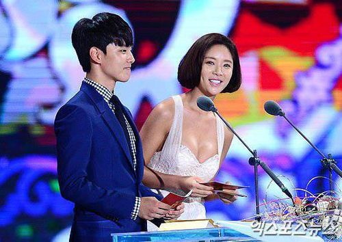 Tuy nhiên, ngay bên cạnh Hwang Jung Eum - đàn em mới 18 tuổi lại khá ngượng ngùng vì sự sexy của cô. Yeo Jin Goo không dám nhìn thẳng vào Hwang Jung Eum trong suốt thời gian công bố và trao giải.