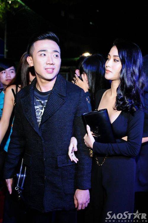 Mai Hồ không ngần ngại khoác tay, trò chuyện thân mật cùng người yêu cũ ở buổi tiệc.