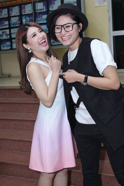 Vicky Nhung bất ngờ xuất hiện và được các tên sinh viên yêu cầu song ca cùng Tố Ny bài hát Đừng lừa dối.