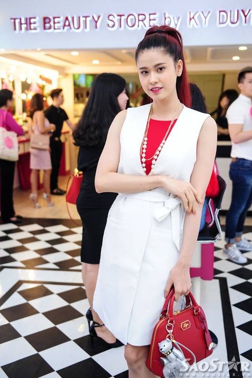 Ca sĩ - diễn viên Trương Quỳnh Anh tranh thủ đến chúc mừng “đàn chị”. Cô ghi điểm với người đối diện nhờ vẻ ngoài xinh đẹp, gu thời trang thanh lịch, ăn nhập.