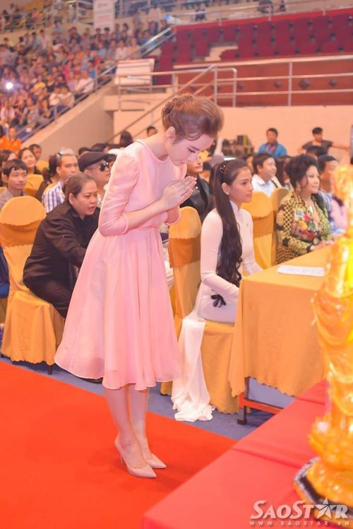Nữ diễn viên Tiểu thư đi học dành thời gian lạy Phật trước khi sự kiện bắt đầu.