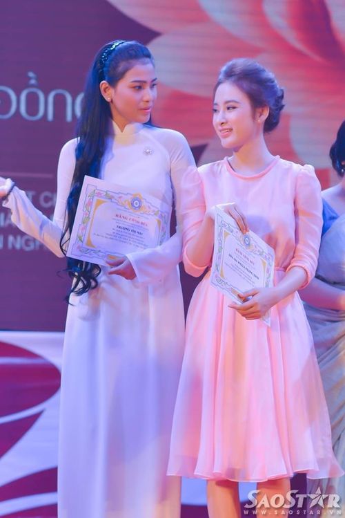 Cả hai nhận bằng công đức từ đơn vị tổ chức vì tích cực tham gia các hoạt động thiện nguyện.
