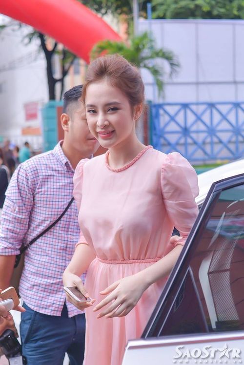 Trước đó, Thúy Vi (lúc nhỏ) của Mùi ngò gai di chuyển đến địa điểm diễn ra sự kiện bằng xế hộp sang trọng. Cô chiếm được nhiều cảm tình nơi người đối diện nhờ cách trang điểm nhẹ nhàng và bộ cánh màu pastel trẻ trung, phù hợp.