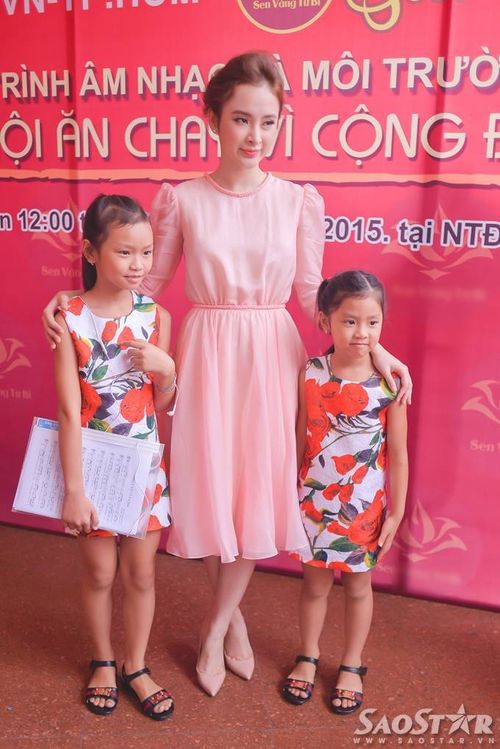 Cô vui vẻ chụp ảnh lưu niệm cùng hai fan nhí.