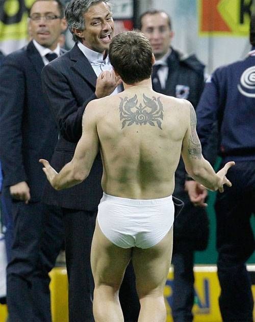 Cầu thủ AC Milan Antonio Cassano với độc chiếc quần lót “khiêu khích” Jose Mourinho sau chiến thắng trước Inter.