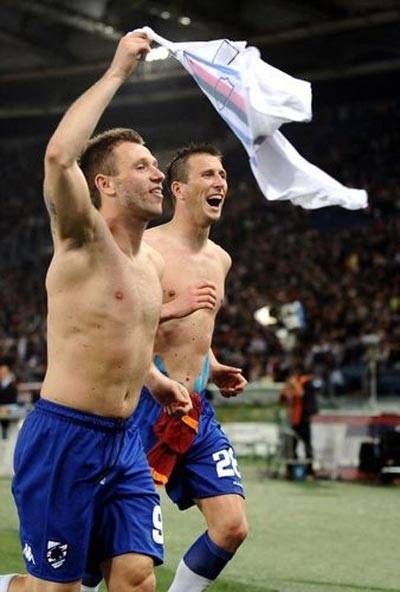 Cassano trong màu áo Sampdoria, từng nổi tiếng từ khi chơi trong Roma, nhưng anh đã lột quần ăn mừng sau khi đội Roma thua Sampdoria năm 26-4-2010.
