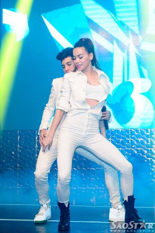 Tối qua, “nữ hoàng giải trí” của showbiz Việt có màn kết hợp ăn ý cùng “đàn em” Noo Phước Thịnh trên sân khấu qua ba ca khúc What is love, Hold me tonight và Em đi tìm anh phiên bản remix. Tập đầu tiên của chương trình Vietnam Top Hits cũng lên sóng ngay sau thời điểm sự kiện kết thúc.