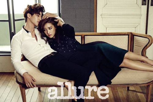 Tham gia show truyền hình thực tế We Got Married, nàng “Cháo” Kim So Eun đóng cặp với diễn viên Song Jae Rim. “Cặp đôi” thể hiện sự ăn ý trên ấn phẩm Allure.