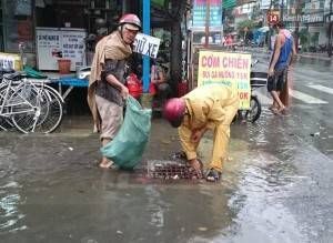 Ông Tỷ không ngại bẩn, không ngại mưa, cứ thấy rác là đến nhặt, việc làm của ông khiến những người dân quanh đây cũng đã ý thức hơn về việc giữ vệ sinh chung.