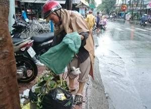 Con đường trở nên thông thoáng hơn, nước bắt đầu rút khi đủ loại rác thải được về đúng vị trí của nó.