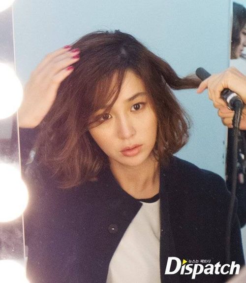Hậu trường buổi chụp hình thời trang của Lee Min Jung vừa được tiết lộ. Kể từ sau khi sinh con trai đầu lòng cho tài tử Lee Byung Hun vào cuối tháng 3, nữ diễn viên 29 tuổi dần quay trở lại công việc.