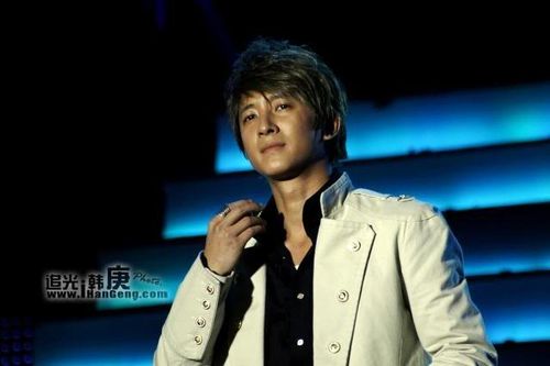 Cựu thành viên Hangeng của nhóm Super Junior từng tá hỏa khi nhận được một món quà của fan. Người này gửi món quà là một hộp bánh qua tay nhân viên, khi Hangeng mở ra, bên trong hộp là máu, một con dao, một bức ảnh Hangeng bị rạch tơi tả. Chiếc bánh được xác nhận có chứa chất độc dạng bột.