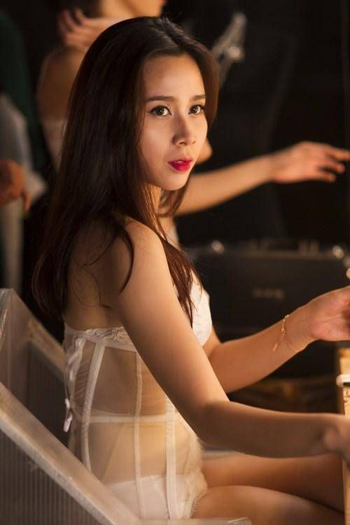 Nữ ca sĩ đóng vai một DJ gợi cảm, diện bộ đồ ren trắng lấy cảm hứng từ nội y, để lộ khá nhiều da thịt qua lớp vải xuyên thấu. Để có thể mặc hở táo bạo như vậy, nàng Cải Bắp phải xin phép ông xã Hồ Hoài Anh. MV Get High vừa được nữ chủ nhân phát hành hôm 22/9.