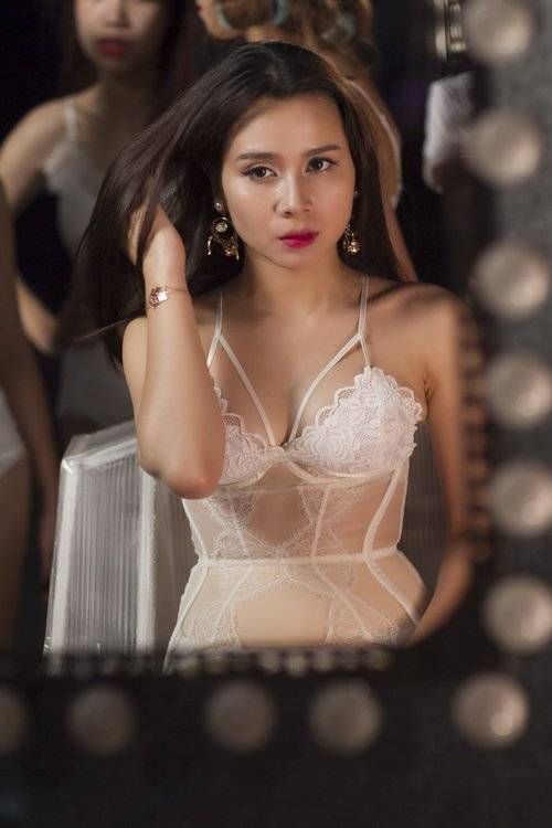 Chuyển hướng sang phong cách gợi cảm, Lưu Hương Giang tự ghi tên vào danh sách những bà mẹ quyến rũ của làng nhạc Việt. Sản phẩm âm nhạc mới là MV Get High đưa Lưu Hương Giang lên nấc thang mới về khoản mặc hở.