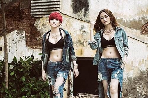 Tháng 6 vừa rồi, nhóm nhạc Bee.T gồm hai chị em Thiều Bảo Trang và Thiều Bảo Trâm tung ra MV Buông tay với phong cách nổi loạn. Với nội dung đề cao nữ quyền, trang phục chủ đạo của MV là jeans rách kết hợp với áo sport bra mang đến vẻ khỏe khoắn, nổi loạn cho hai cô gái.