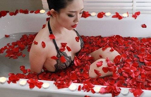 Ở một cảnh quay khác, Tóc Tiên mặc thêm chiếc áo choàng da thuộc tăng vẻ cá tính, mạnh mẽ cho nhân vật. Táo bạo hơn, nữ ca sĩ chỉ mặc nội y ngồi trong bồn tắm, lấp ló vòng 1 đầy đặn.