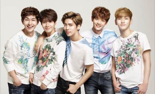 Nhóm SHINee không chỉ bận rộn hoạt động nhóm mà các thành viên cũng có dự án riêng trong kỳ nghỉ Tết trung thu.