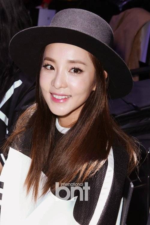 Từ lâu, Sandara Park (Dara) của nhóm 2NE1 được biết đến là hình tượng ca sĩ không tuổi của Kpop. Sinh năm 1984, Dara vẫn chinh phục được khán giả tuổi teen nhờ gương mặt tự nhiên, nụ cười rạng rỡ và gu thời trang cá tính.