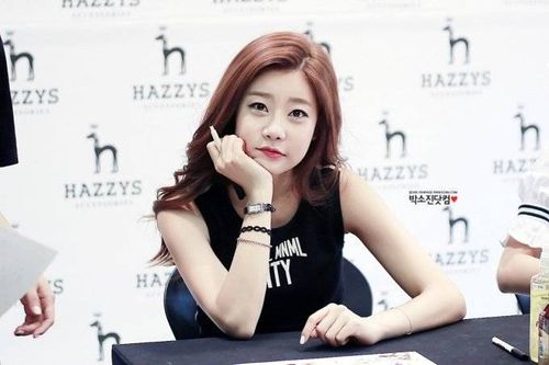 Thời điểm mới vào nghề, So Jin là huấn luyện giọng hát cho nhóm nam Ulala Session. Nữ ca sĩ sở hữu vẻ bầu bĩnh, đôi mắt một mí và nụ cười hồn nhiên khiến khó ai nhận ra tuổi thật.