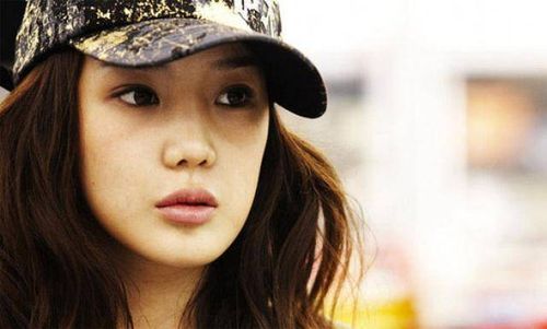 Ngoài Dara, 2NE1 còn có thành viên khác ngoài 30 là Park Bom. Nữ ca sĩ chào đời vào tháng 3/1984, trước Dara và hoạt động trong làng giải trí từ năm 2005. Ban đầu khi được biết đến cùng 2NE1, Park Bom gây ấn tượng nhờ gương mặt bầu bĩnh.