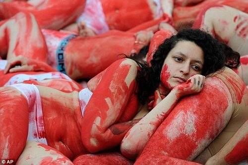 Những người biểu tình nằm la liệt trên đường để phản đối hành động ngược đãi và tiêu thụ thịt động vật.