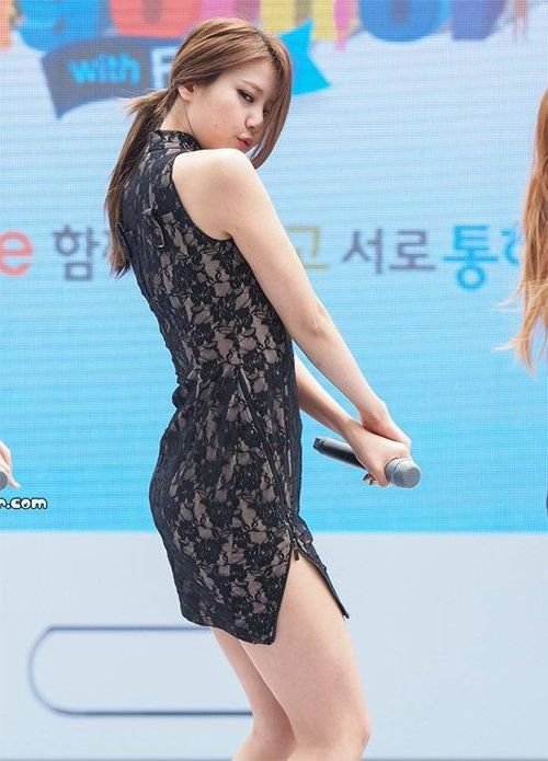Trường hợp nhóm AOA cũng được biết đến nhờ phong cách gợi cảm gây tranh cãi. Tháng 6/2014, fancam quay lại cảnh thành viên Hye Jung trong lúc biểu diễn ca khúc Miniskirt gây sốt. Với thân hình đầy đặn, Hye Jung diện váy ngắn ôm sát làm nổi bật vòng 3.