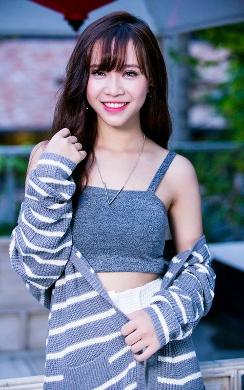 Nhân dịp này, Bảo Uyên cũng tung ra bộ ảnh mới thể hiện sự trưởng thành của bản thân sau khi bước ra từ sân chơi The Voice. Bảo Uyên là thí sinh nhỏ tuổi nhất của đội Mỹ Tâm và Giọng hát Việt mùa giải năm nay. Ngay từ vòng Giấu mặt, cô gái 16 tuổi nhanh chóng gây bất ngờ cho bộ tứ HLV lẫn khán giả bởi giọng hát cao vút, trong trẻo của mình. Với chiếc áo dài trắng tinh khôi cùng mái tóc dài, Bảo Uyên làm khán giả gợi nhớ lại hình ảnh Mỹ Tâm những ngày đầu khởi nghiệp. Điều này cũng trở thành động lực khiến “họa mi tóc nâu” cố gắng thuyết phục Bảo Uyên vào đội của mình và hết lòng dạy dỗ “bản sao” để cô bé có thể trưởng thành hơn sau từng đêm thi.