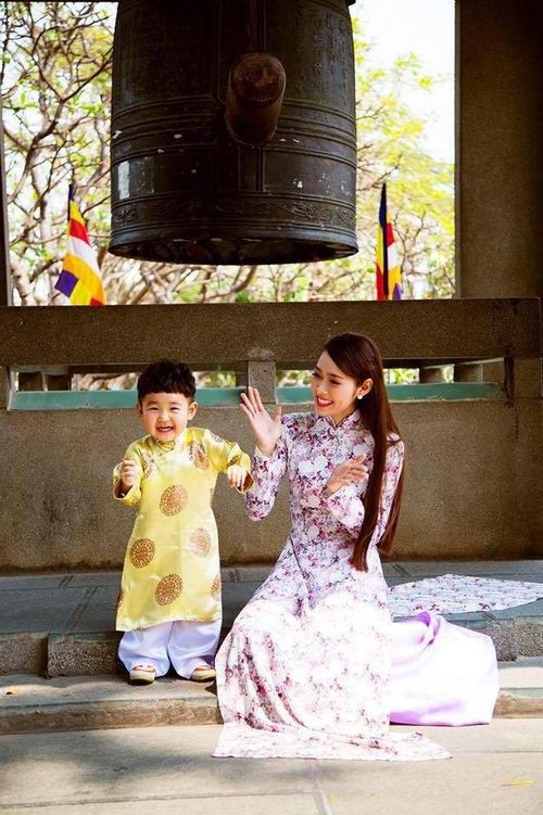 Sau ly hôn, Diệp Bảo Ngọc được quyền nuôi con trai. Cô cật lực đóng phim, kinh doanh mỹ phẩm để có thêm thu nhập.