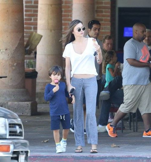 Hai mẹ con Miranda Kerr - Flynn lọt vào ống kính máy ảnh trên đường phố ở Malibu hôm 1/10 khi bước ra từ một quán kem. Bà mẹ một con diện trang phục thoải mái ở nhà với áo phông ngắn và quần cotton, đi dép tông, trong khi bé Flynn mặc bộ đồ tối màu.