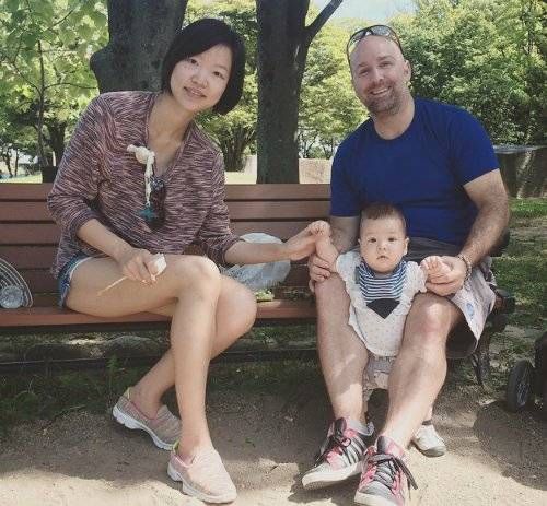 Vợ chồng Jeremy và cậu con trai gần 6 tháng tuổi trên đường du lịch qua các nước, sau khi đã cho phép mình nghỉ hưu từ hơn 2 năm trước.