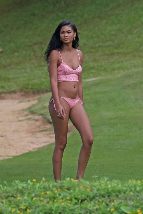 Chân dài trẻ tuổi Chanel Iman đang có kỳ nghỉ ở hòn đảo Kauai, Hawaii. Hôm 2/10, Chanel bị bắt gặp đi tắm biển cùng bạn bè. Người đẹp diện bộ bikini gợi cảm, khoe thân hình săn chắc, cân đối.