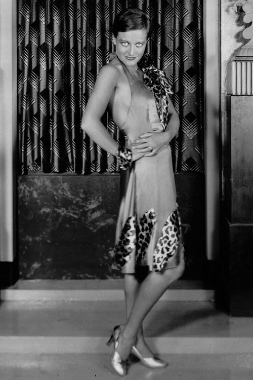 Nữ diễn viên người Mỹ Joan Crawford duyên dáng trong chiếc đầm hai dây pha họa tiết da báo.