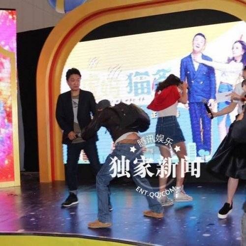 Nữ diễn viên trẻ Lâm Doanh Oánh trong sự kiện quảng bá phim bị một người đàn ông xông lên sân khấu, ném trứng tới tấp vào người cô. Gương mặt Lâm Doanh Oánh biến sắc sau đó.
