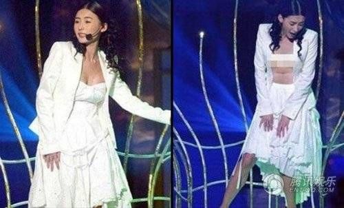 Lại một sự cố của Bá Chi. Trương Bá Chi và giây phút bị hớ hênh. Cô đang thay đồ chuẩn bị biểu diễn, bất ngờ được nâng lên sân khấu. Sự cố kỹ thuật khiến người đẹp đỏ bừng mặt.