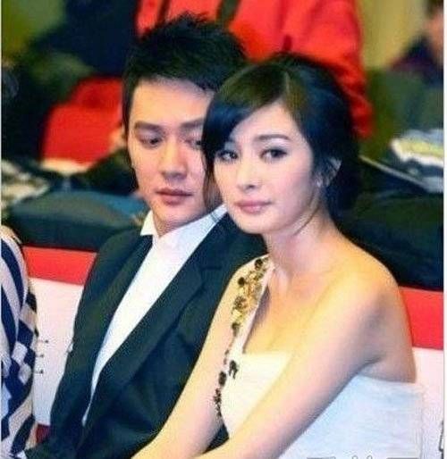 Phùng Thiệu Phong bị chụp lại khoảnh khắc nhìn trộm vòng một Dương Mịch. Hình ảnh này từng làm anh phải lao đao vì tin đồn háo sắc.