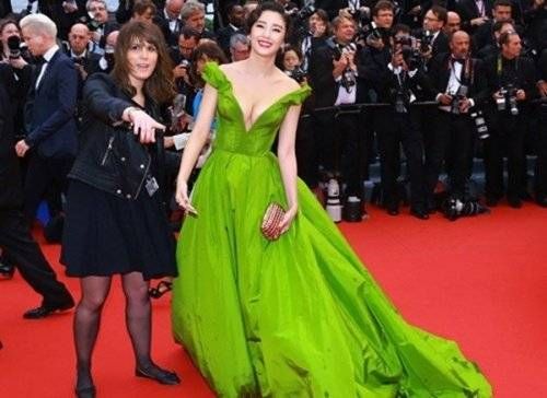 Khoảnh khắc khi Trương Vũ Kỳ bị ban tổ chức yêu cầu rời khỏi Cannes lần thứ 66 khiến truyền thông Trung Quốc đỏ mặt vì xấu hổ. Cô bị đề nghị sau màn biểu diễn thảm đỏ câu giờ.
