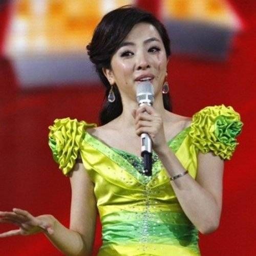 Lý Tư Tư khi làm MC chương trình phát sóng trực tiếp đã cảm động đến rơi nước mắt. Nhưng cô không hề biết rằng, vì phút xúc động này, mascara mắt đã trôi hết xuống gương mặt, tạo nên vẻ lem nhem.