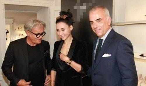 Gần đây khi có mặt tại Milan tham dự Tuần lễ thời trang Milan, Trương Bá Chi mất điểm khi đưa tay cân chỉnh nội y khi đứng cạnh hai vị khách quan trọng.