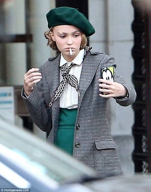Lily diễn xuất cùng đàn chị Natalie Portman, bộ phim lấy bối cảnh ở Paris những năm 30 của thế kỷ trước. Trong những phút giải lao, Lily - Rose lấy điện thoại chụp ảnh tự sướng, trên miệng ngậm điếu thuốc lá.