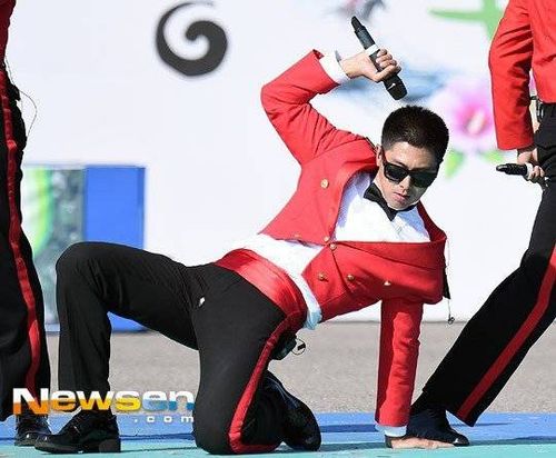 Tuy nhiên, trong lúc say sưa biểu diễn, Yunho không biết rằng mình đang gặp sự cố rách đũng quần. Khi thể hiện các động tác vũ đạo, người hâm mộ nhận ra vết rách nhỏ ở vị trí nhạy cảm.