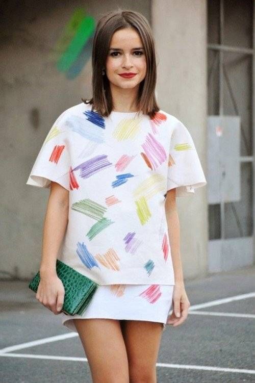 Nữ biên tập viên Miroslava Duma trẻ trung, mới lạ trong cả set đồ được in màu các vết vẽ nguệch ngoạc.