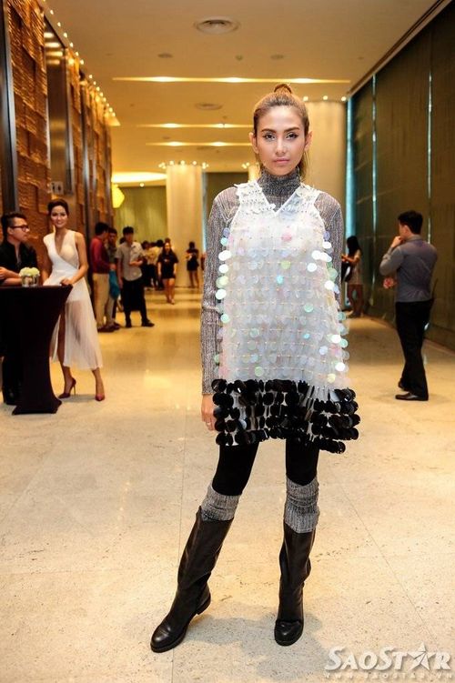 Chia sẻ về chuyện từ bỏ nghề người mẫu, á hậu 1 Hoa hậu Hoàn vũ Việt Nam 2008 tâm sự: “Tôi thấy tuổi mình không còn trẻ nữa. Cũng gần 10 năm gắn bó với nghề, đã đến lúc tôi nên nhường sân khấu lại cho đàn em tỏa sáng. Nói giã từ luôn thì hơi quá, tôi vẫn muốn làm công việc huấn luyện viên, hướng dẫn các em - nhân tố mới - ở phía sau hậu trường”.