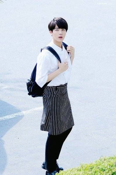 Thành viên JIN của nhóm BTS từng được giám đốc tuyển chọn của SM tiếp cận khi anh đang học trung học cơ sở. Tuy nhiên, khi đó JIN tưởng rằng người này lừa đảo nên từ chối. Cuối cùng, JIN đầu quân về công ty giải trí Bighit khi đang là sinh viên đại học và gia nhập nhóm BTS.
